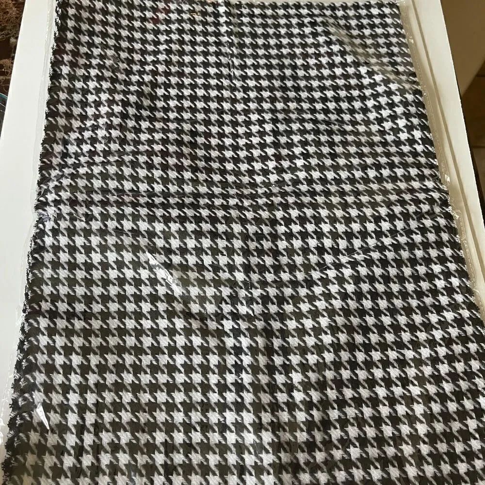 CLASSY HOUNDSTOOTH Scarf!  - Picture 4 of 7